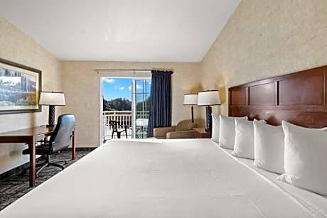 1 King Soaking Tub with Balcony Estuary View