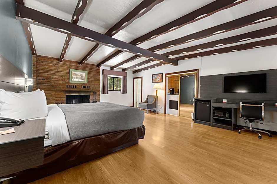 Econo Lodge Inn & Suites Heavenly Village Area