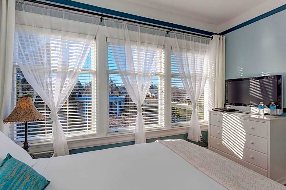 Photo 1 of 4 of 1 Queen Bed