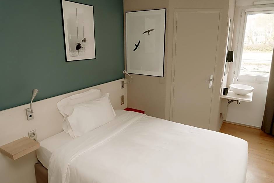 Photo 1 of 16 of Single Room