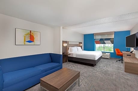 King Suite with Bath Tub - Disability Accessible