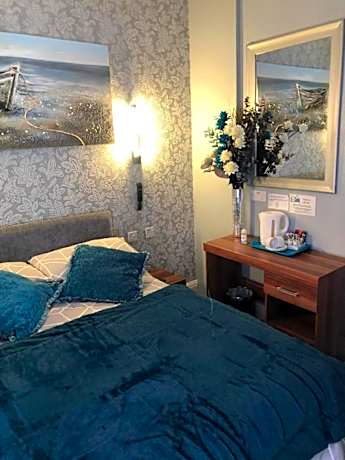 Small Double En-suite Room