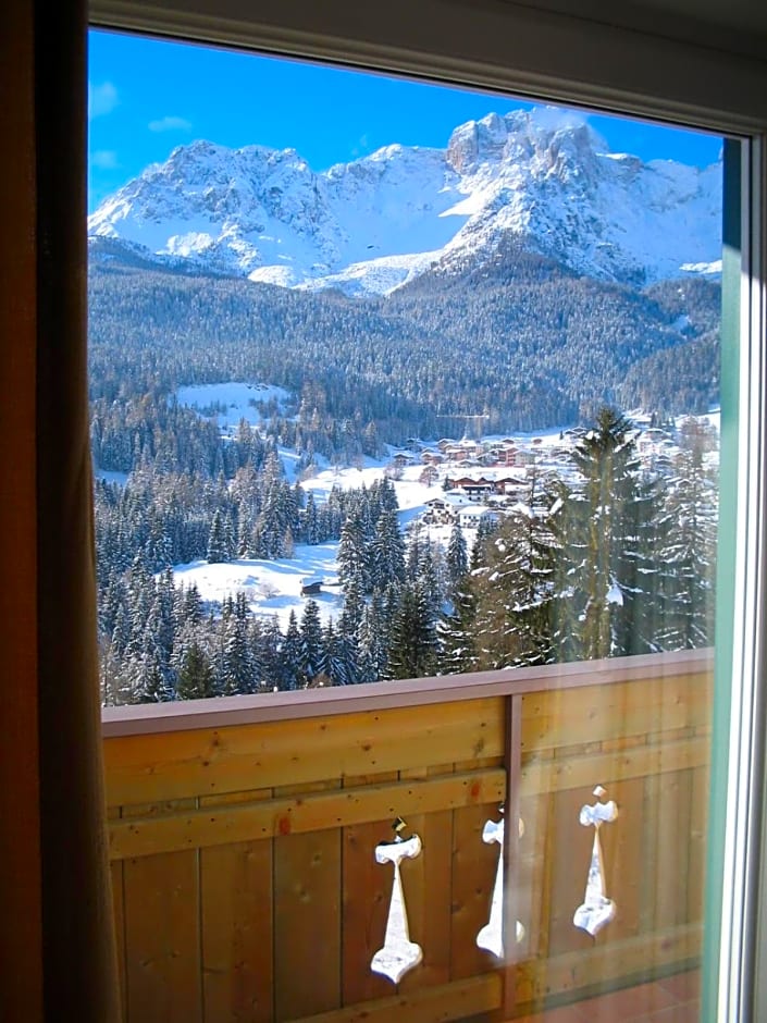 HOTEL DOLOMITI di De Martin D Oscar
