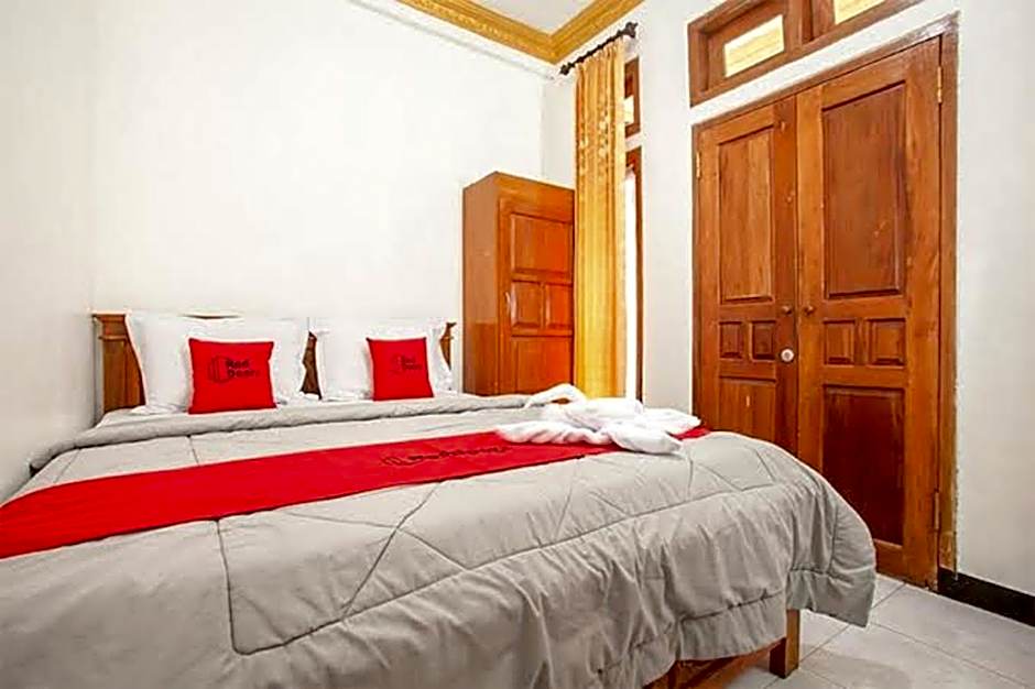 RedDoorz at Hotel Huni Raya Bromo