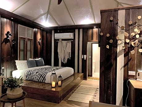 1 King Suite Oceanfront Non-Smoking