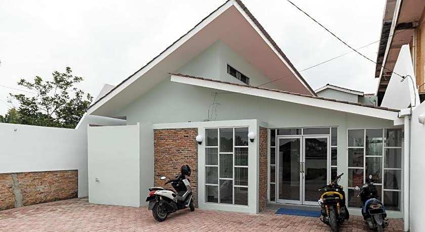 RedDoorz Plus near RS USU Medan 2