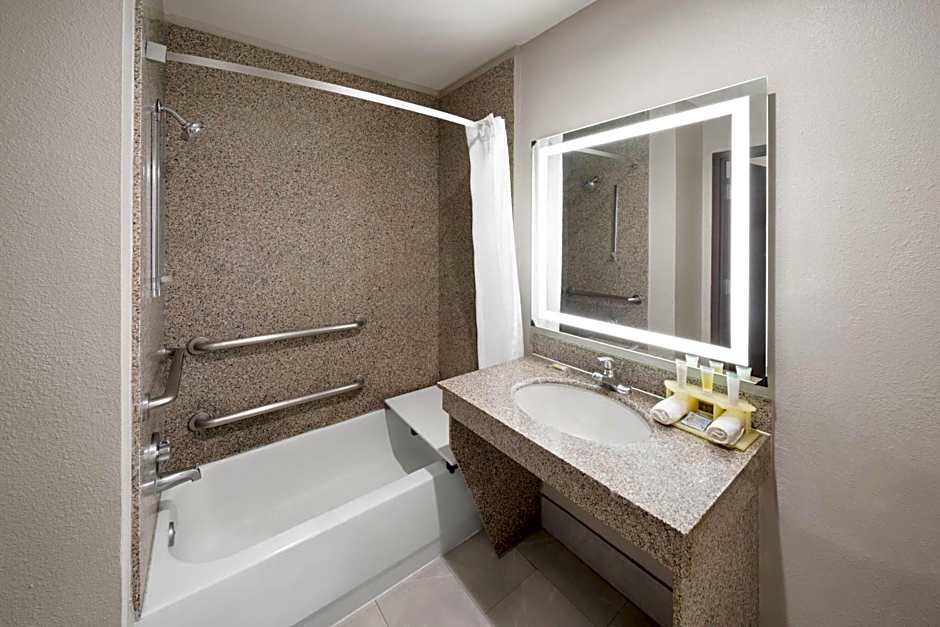 Days Inn & Suites by Wyndham Sam Houston Tollway