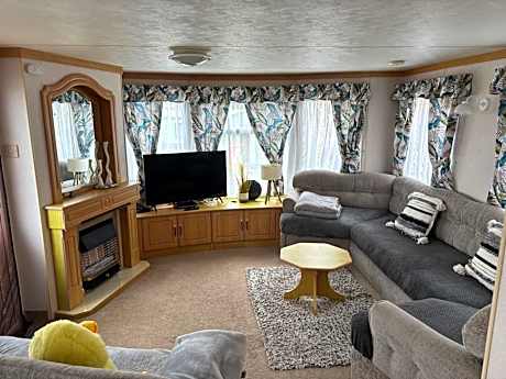 Hilltop Hideaway 2 Bed Caravan with Panoramic Town Scenery in Aberystwyth Holiday Village F8