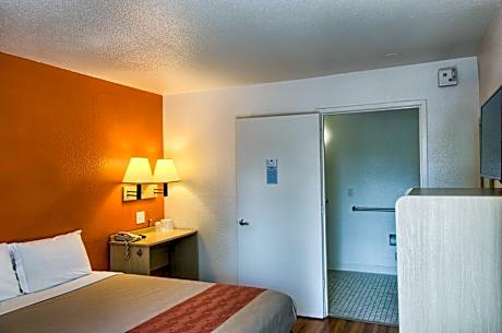 1 Queen Bed - Non-Smoking, Kitchen
