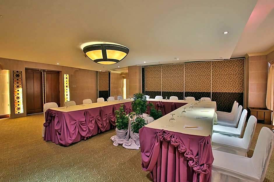 Crown Regency Suites Mactan