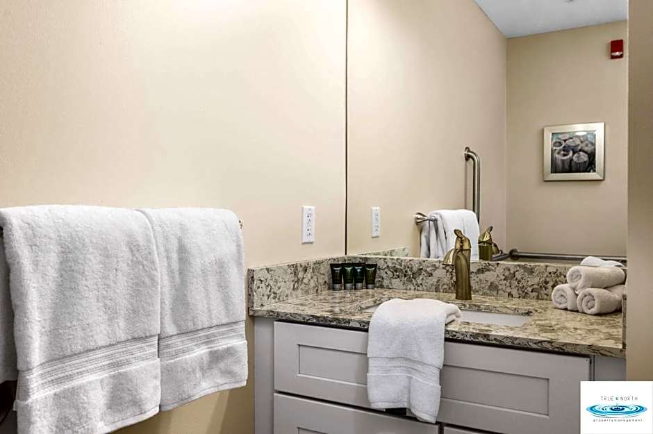 Gold Coast Inn ⁀➷ Breathtaking Sunsets ➠ Standard Lake View Room ➠ 106