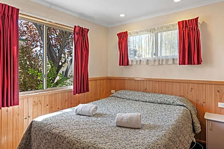 Superior 2 Bedroom Cabin - Fireplace