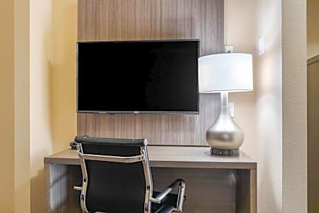 King Suite with Whirlpool - Non-Smoking