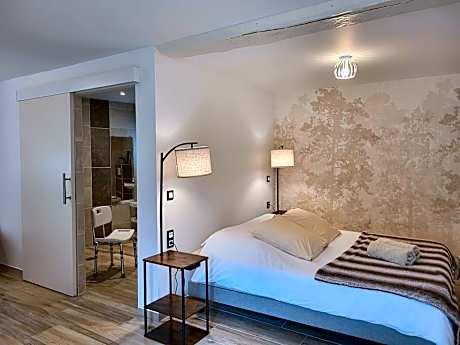King Room with Roll-In Shower - Disability Access