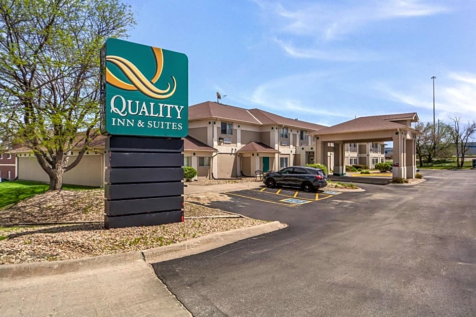 Quality Inn & Suites West Omaha - NE Linclon