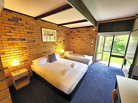 Queen Room with extra bed