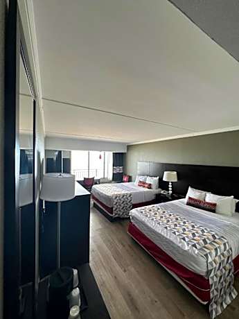 Queen Room with Two Queen Beds with Ocean View - Non-Smoking