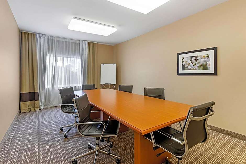 Comfort Inn & Suites East Moline near I-80