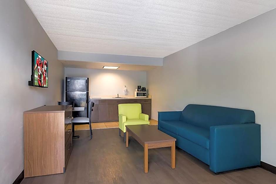 HomeTowne Studios by Red Roof Vero Beach - I-95