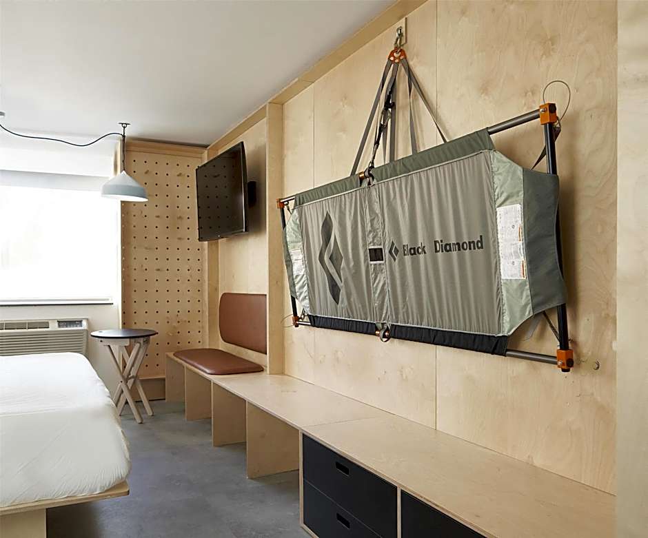 Slackline Moab, Outset Collection by Hilton