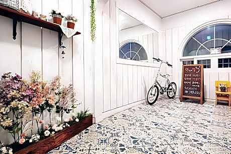 Jeonju Hanok Maeul Yeobyeol Guesthouse
