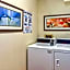 La Quinta Inn & Suites by Wyndham Milwaukee Airport / Oak Creek