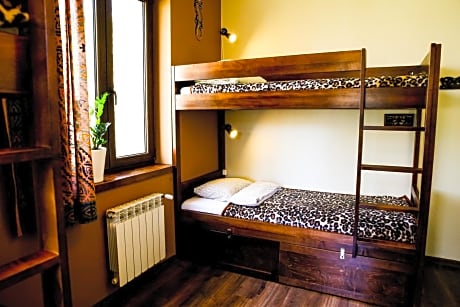 Bed in Dormitory Room for 6 People with Shared Bathroom