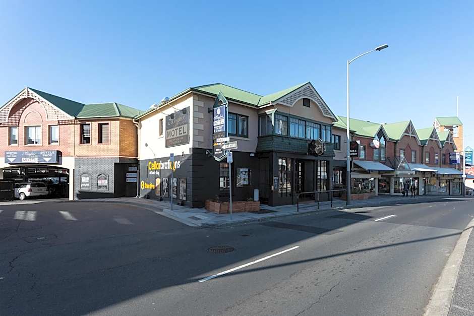 Mayfair Plaza Motel and Apartments