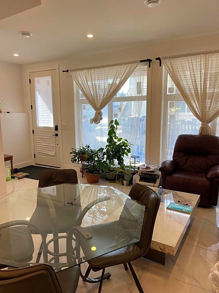 New Luxury Walkout Suite Near University-BY ROOM