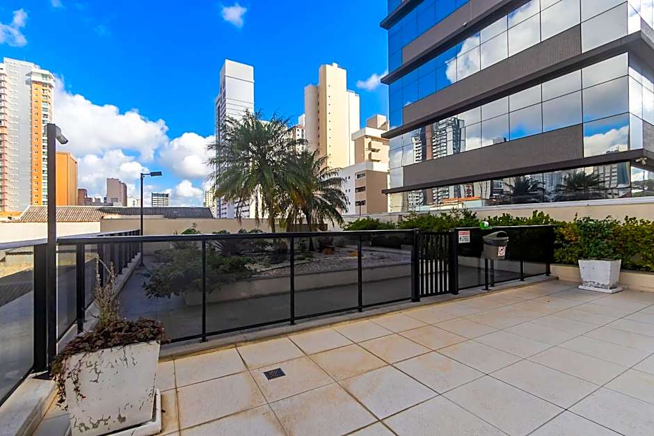 Apto em frente ao shopping com piscina aquecida