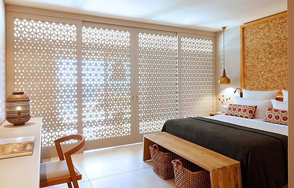 Elix, Mar-Bella Collection