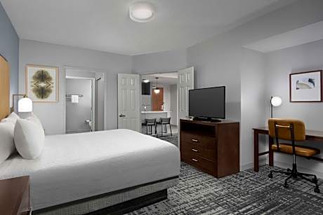 One-Bedroom King Suite with Fireplace - Non-Smoking