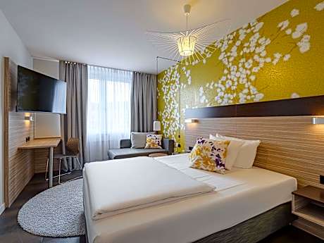 Double Room with Queen-size bed and Couch
