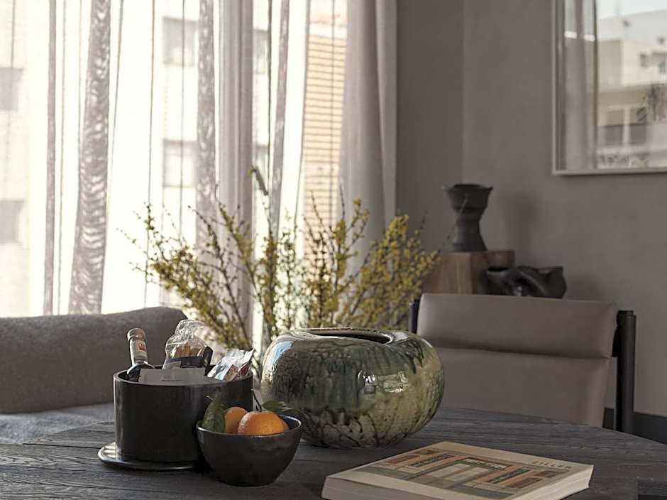 Monastik Living in Athina