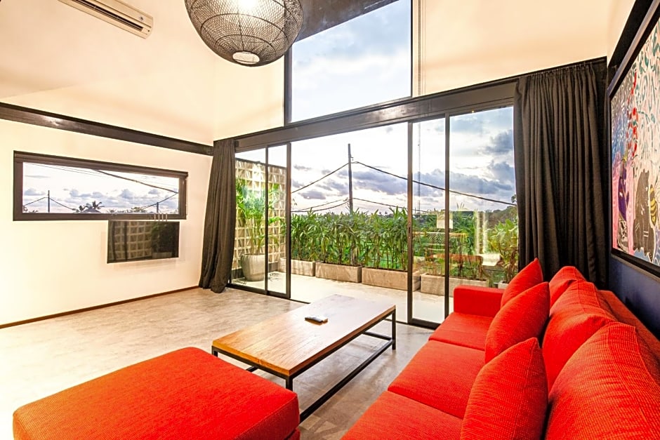 Contemporary Loft 200m From Canggu Shoreline