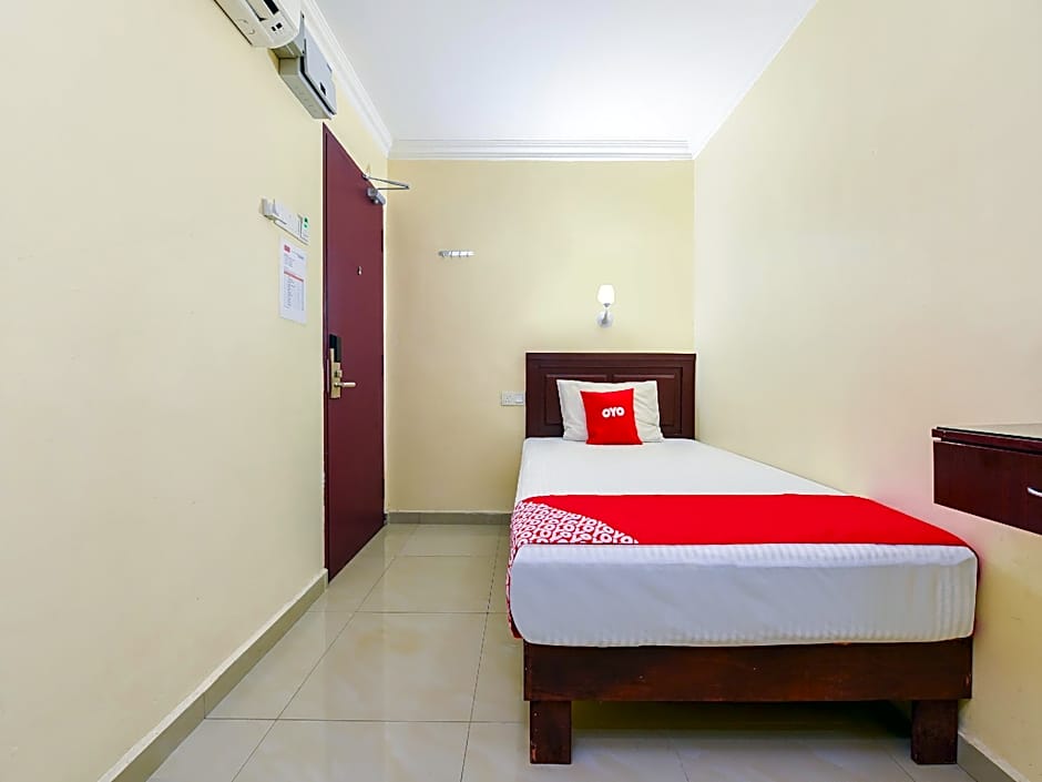 Super OYO 90562 J Hotel PJ