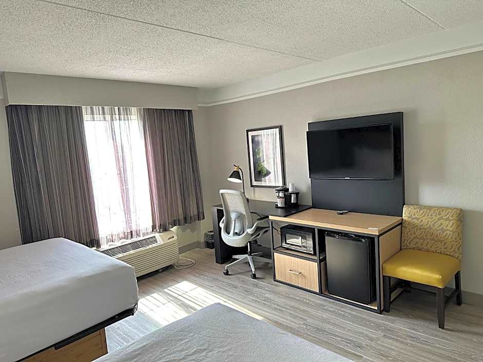 La Quinta Inn & Suites by Wyndham Dallas Arlington South