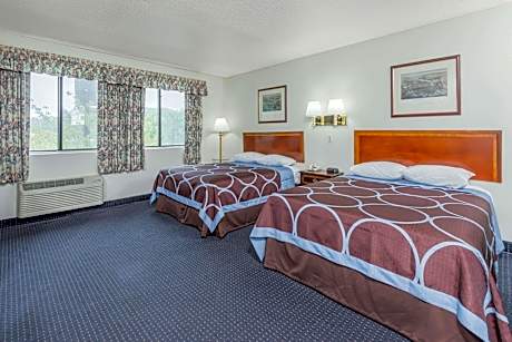 Studio Suite with Three Double Beds - Non-Smoking