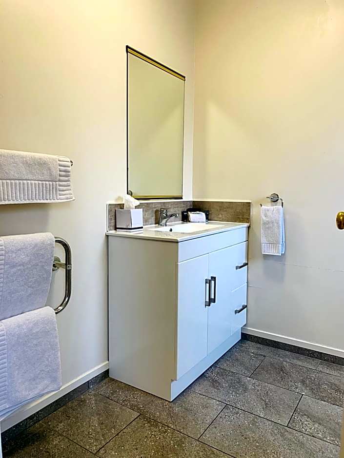 Kingswood Manor Motel