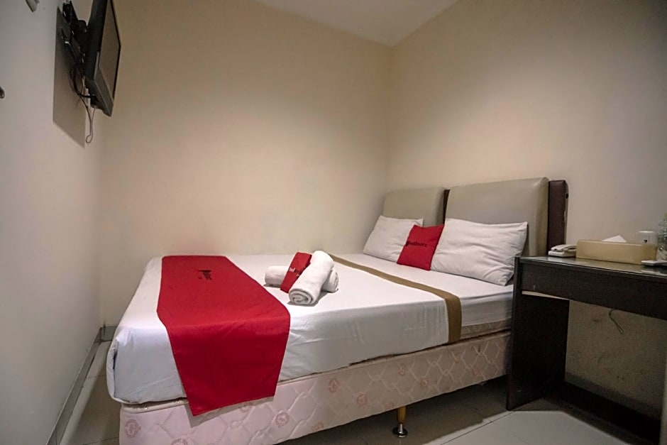 RedDoorz near RS Husada