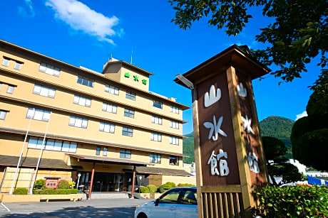 Ryokan Yufuin Sansuikan