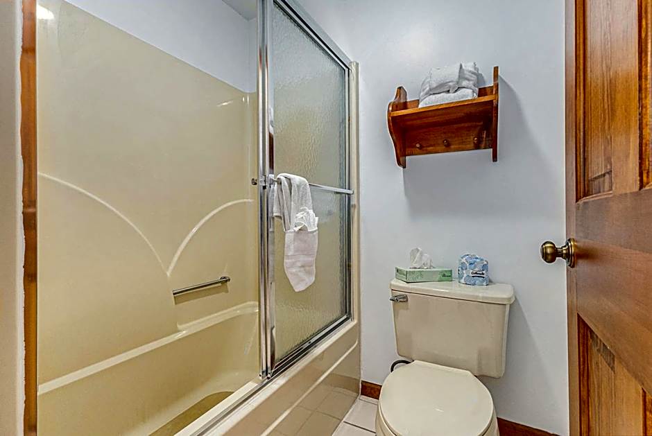 Snyders Shoreline Inn