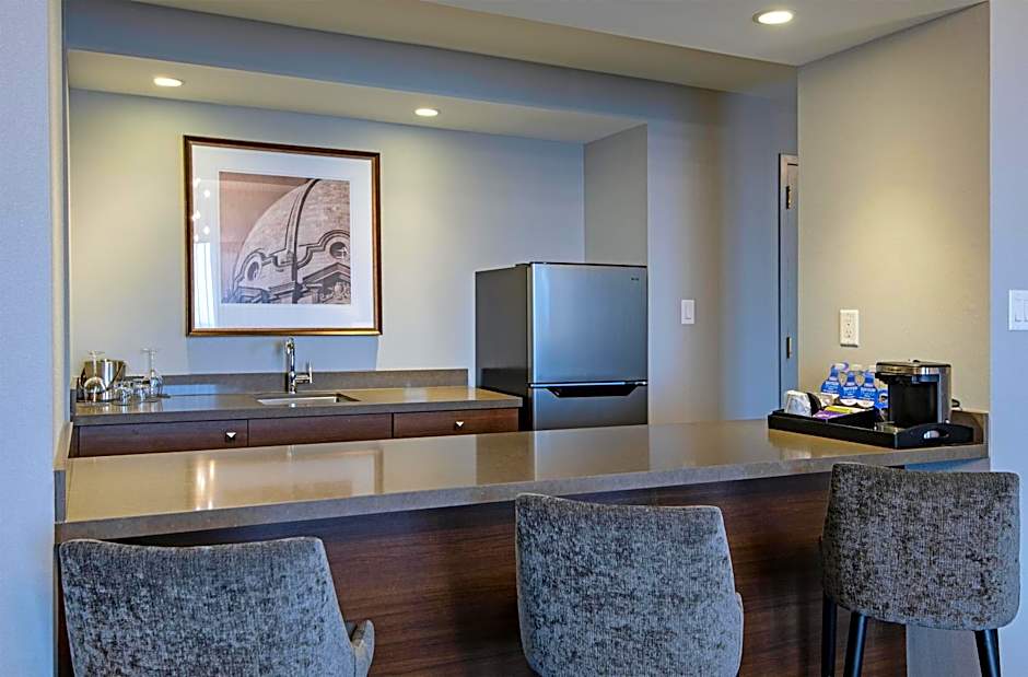 DoubleTree by Hilton West Edmonton