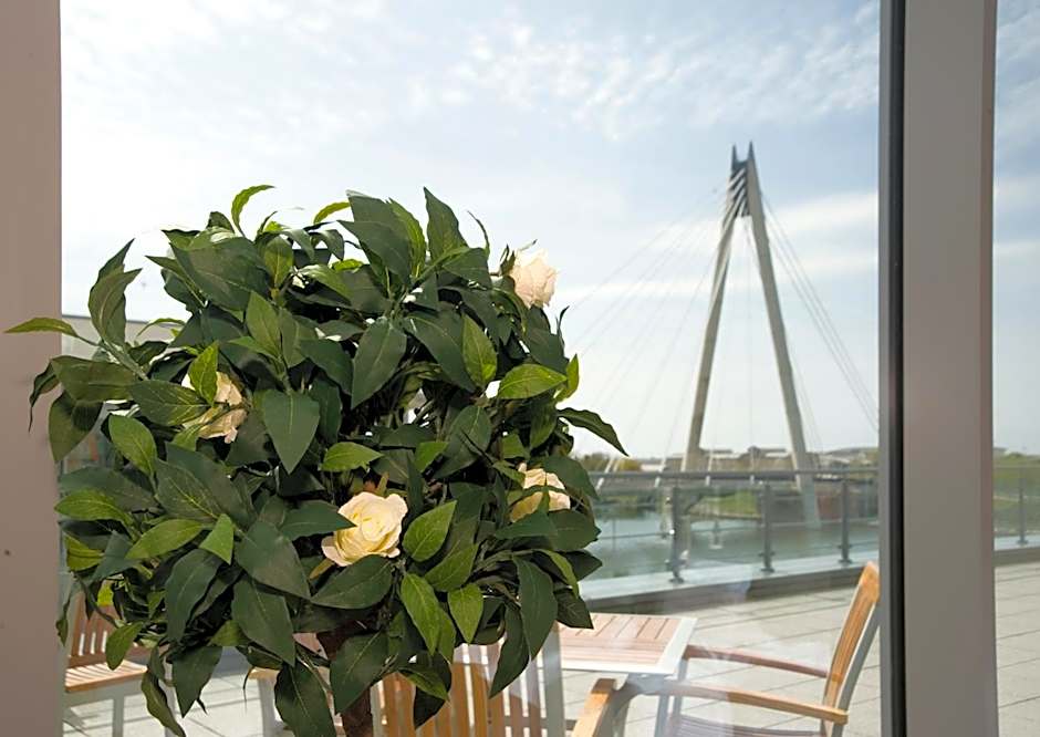 Waterfront Southport Hotel