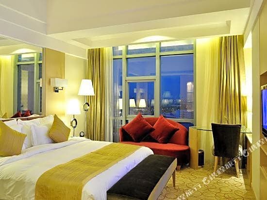 Kolam Gloria Plaza Hotel