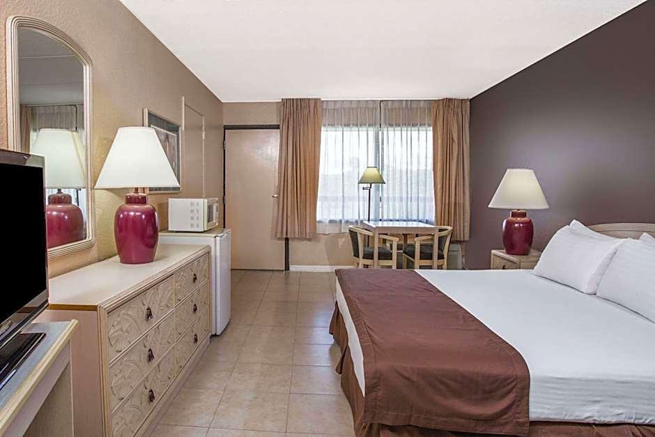 Travelodge by Wyndham Deltona