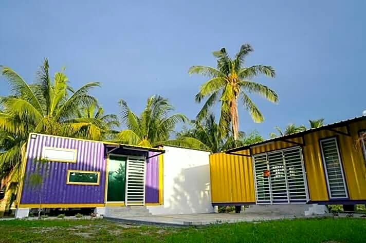 Yellow Cube at Lumut Cube Homestay Kontena