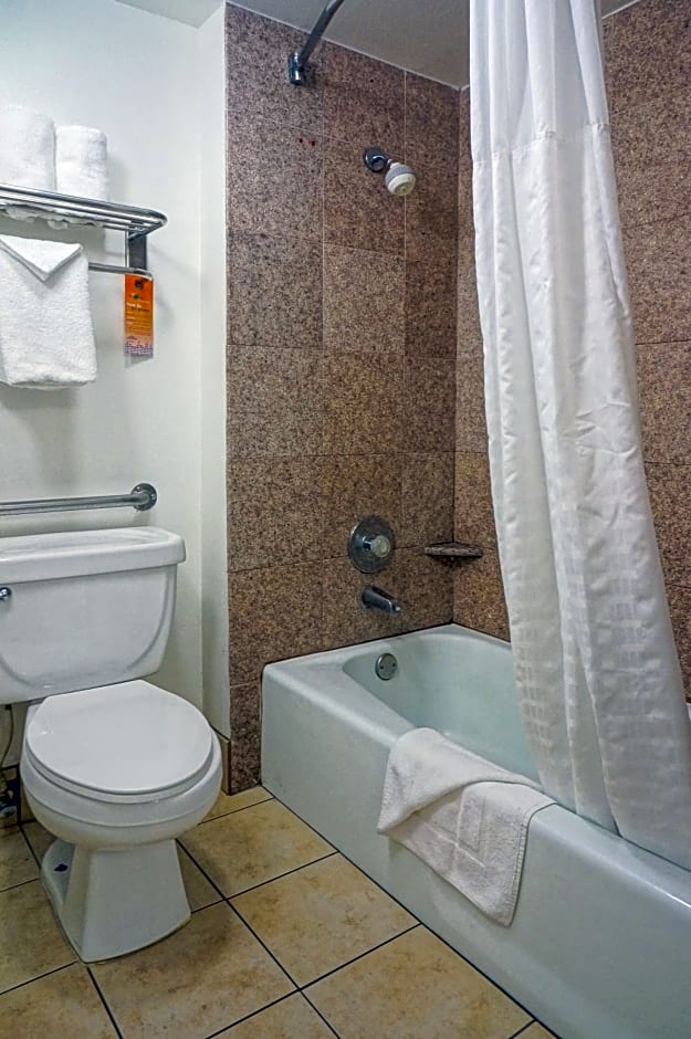 Howard Johnson by Wyndham San Diego Hotel Circle