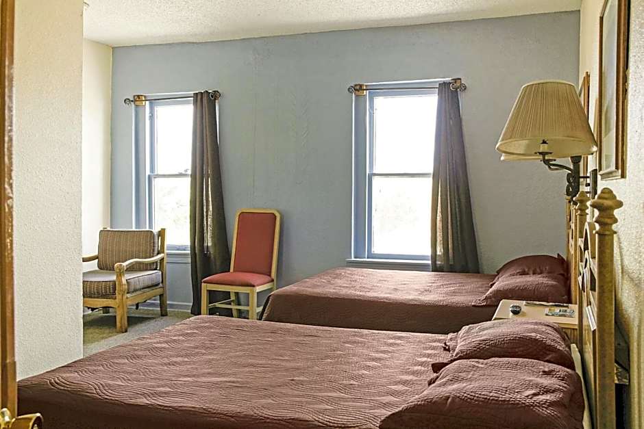 OYO Cameron Historic Hotel Brownsville I-69E