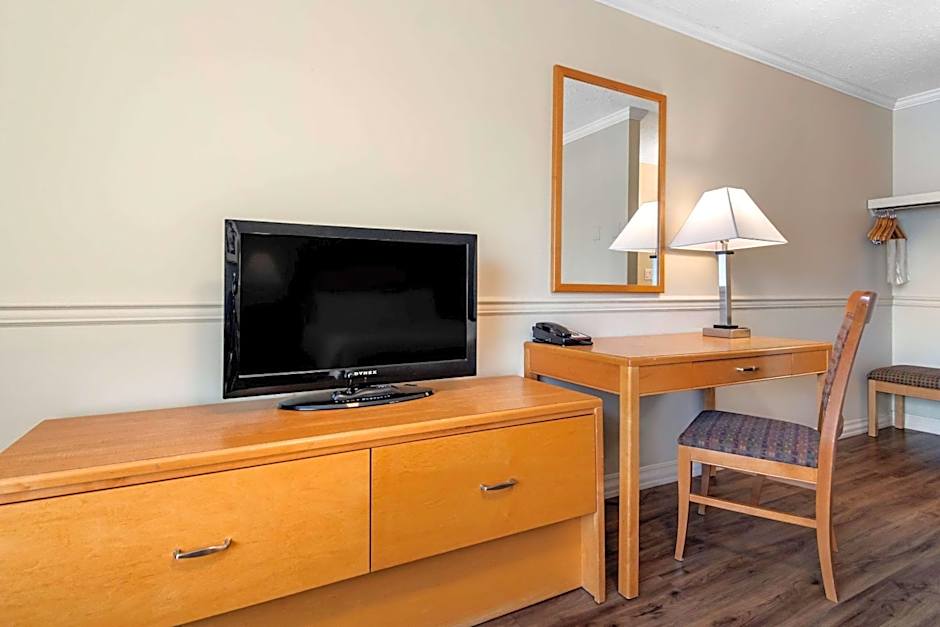 Econo Lodge Inn & Suites